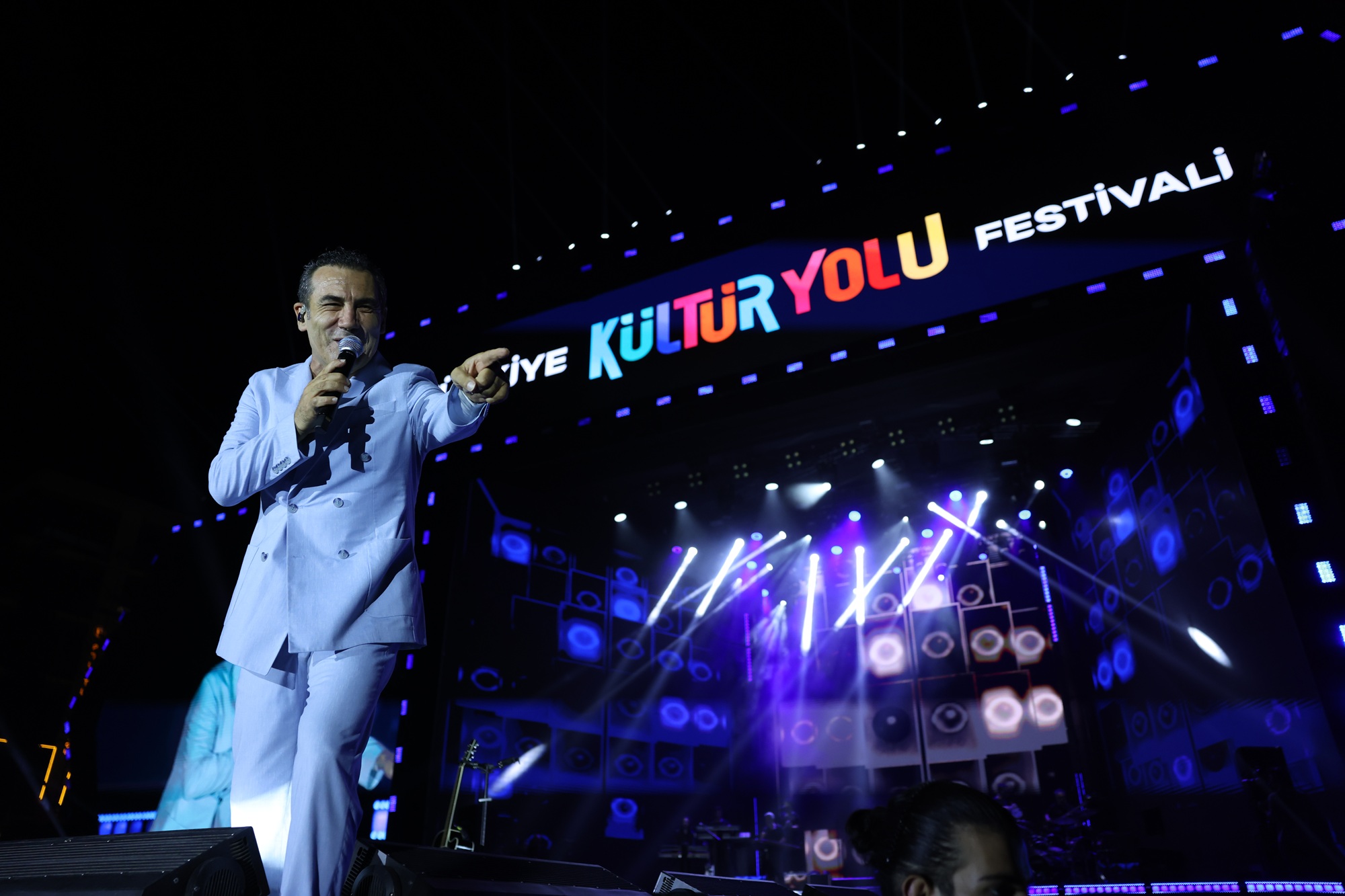 FERHAT GÖÇER’İN ŞARKILARIYLA MALATYA KÜLTÜR YOLU FESTİVALİ’NE VEDA EDİLDİ