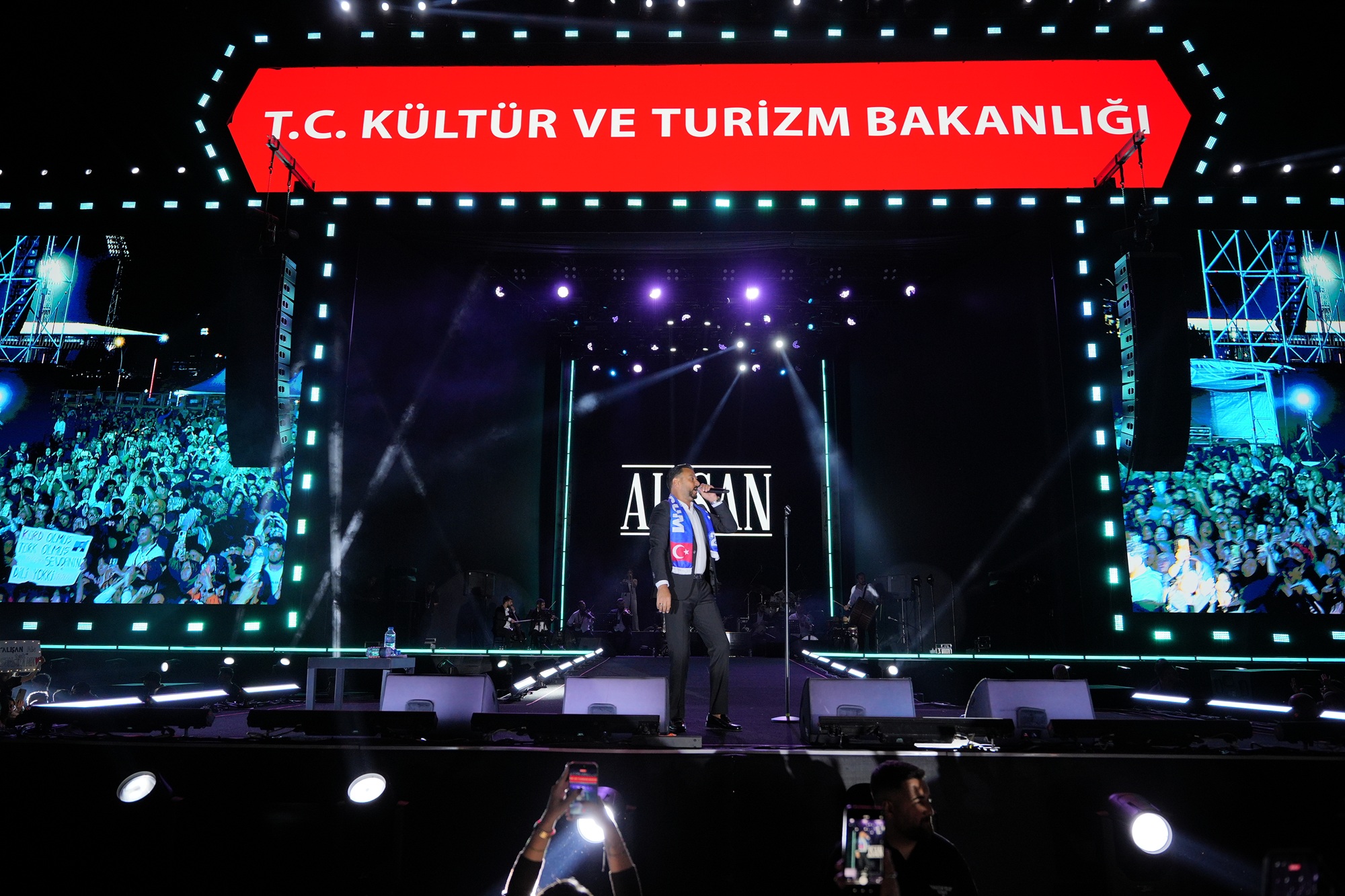 ALİŞAN’DAN ERZURUM’DA TÜRKÜ DOLU FESTİVAL AKŞAMI